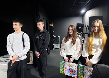 Фото 1 к новости В Нижегородском ЦСМ школьники из Дзержинска калибровали самодельный люксметр для «умного» освещения