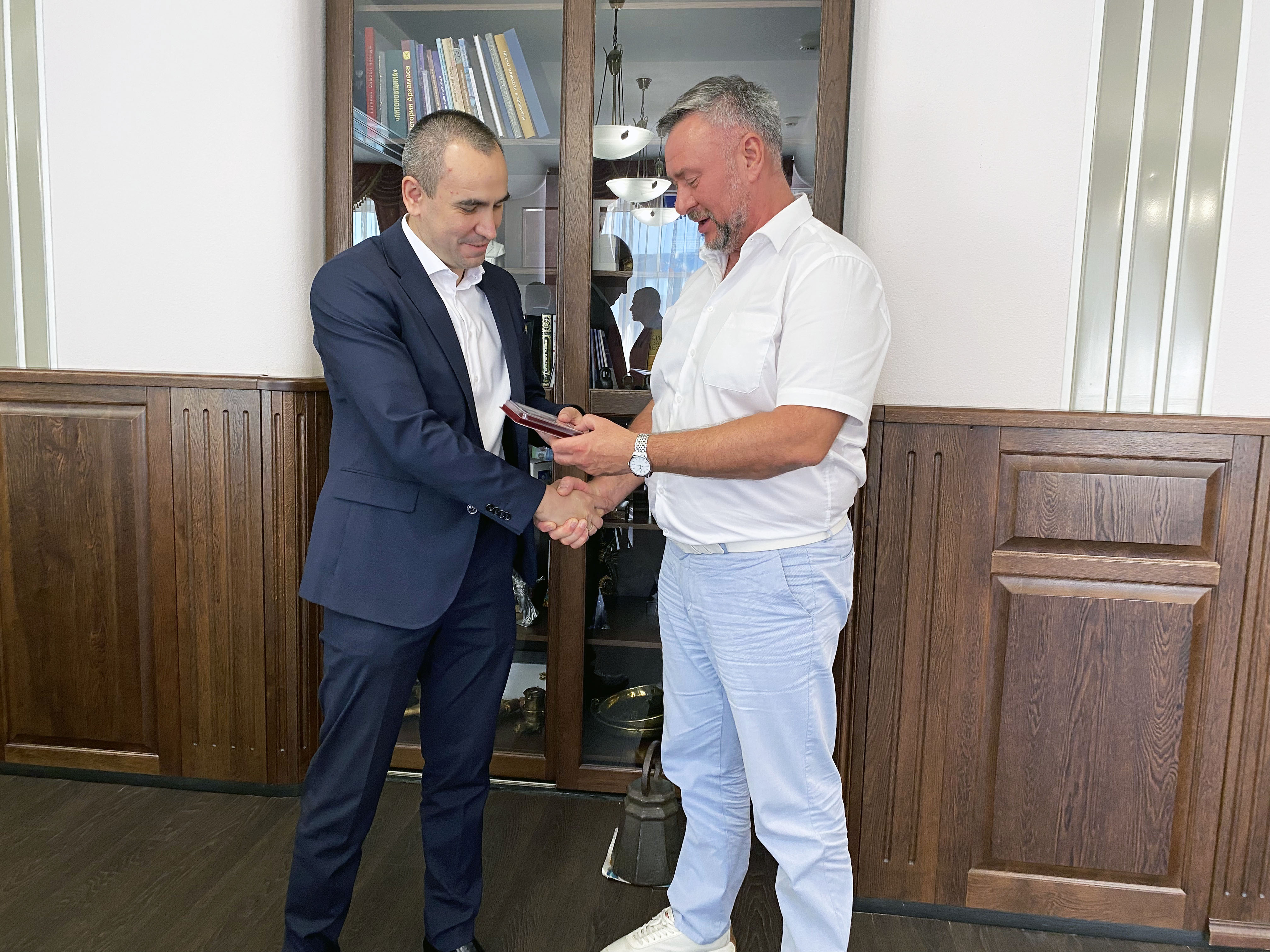 Главный метролог холдинга «Вертолёты России» Сергей Кулик передал памятные медали сотрудникам Нижегородского ЦСМ